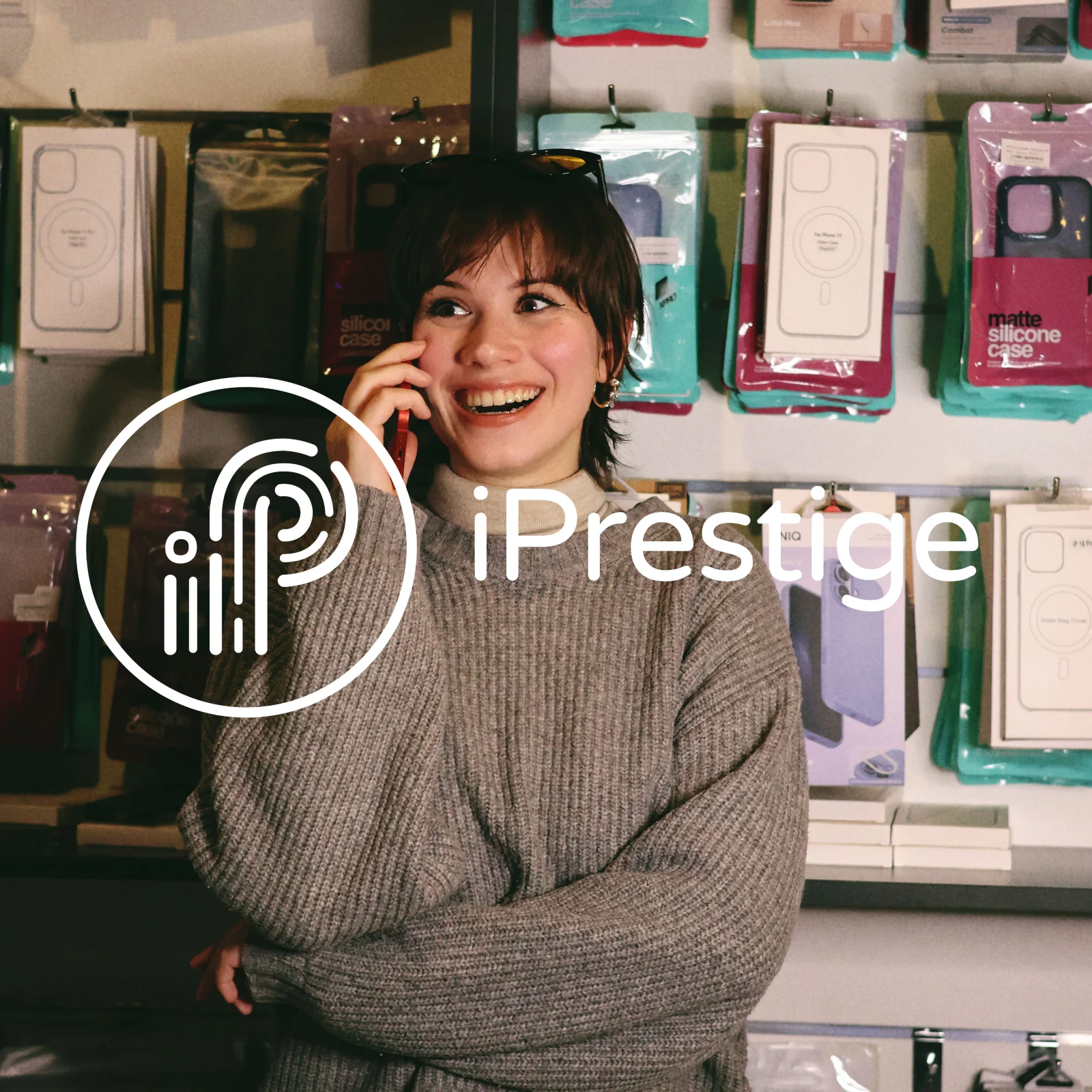 Mosolygó nő az iPrestige üzletében