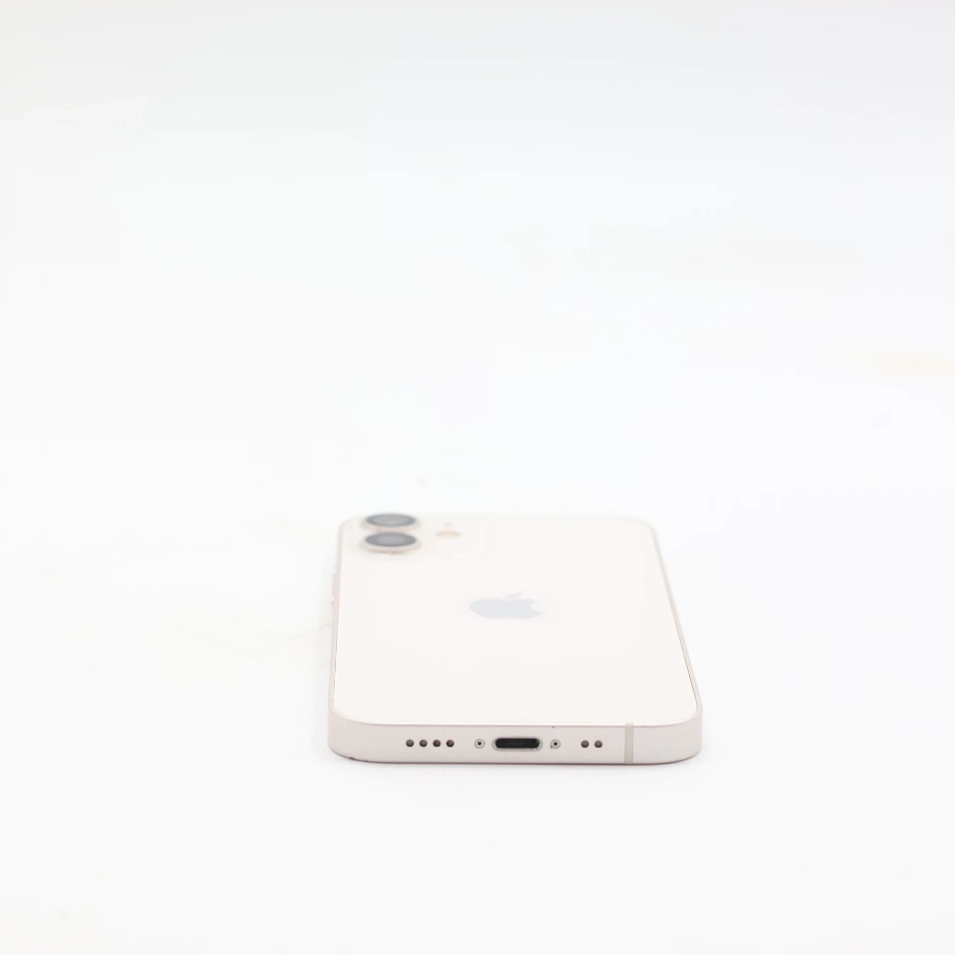 iPhone 12 mini alsó éle Lightning csatlakozóval és hangszóróval