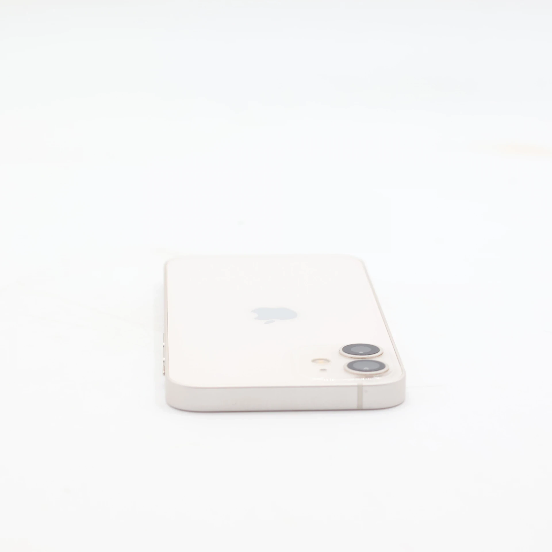 iPhone 12 mini dupla, 12 MP-es hátsó kamerája közelről